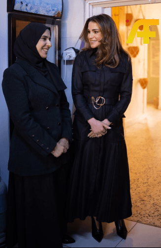 إطلالة الملكة رانيا باللون الأسود الكلاسيكي