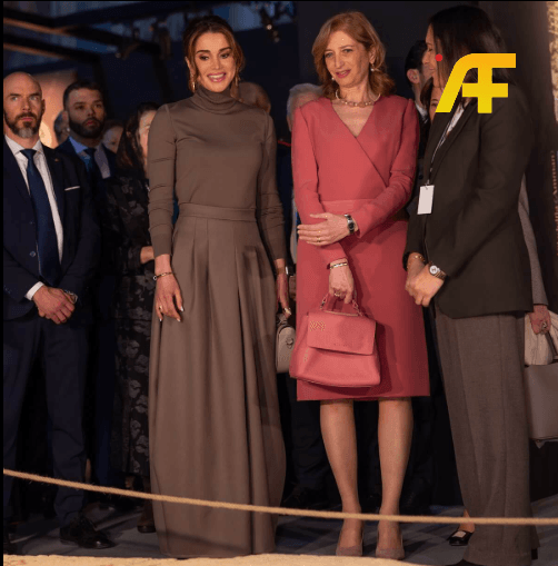 إطلالة الملكة رانيا باللون البني