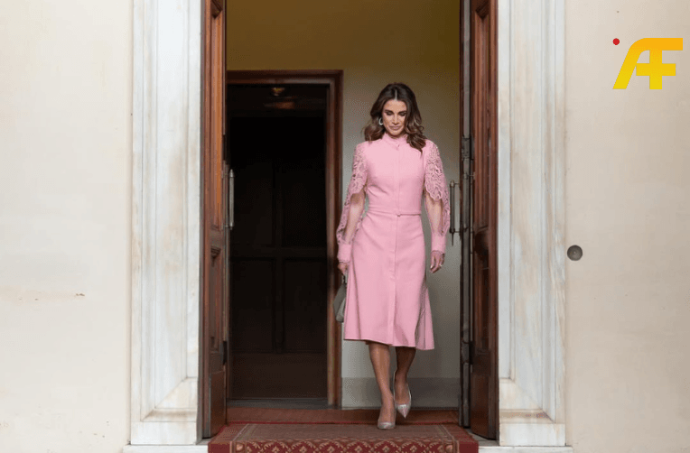 إطلالة الملكة رانيا باللون الزهري