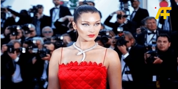 بيلا حديد رمز الموضة العربية: صدى الرسالة الفلسطينية