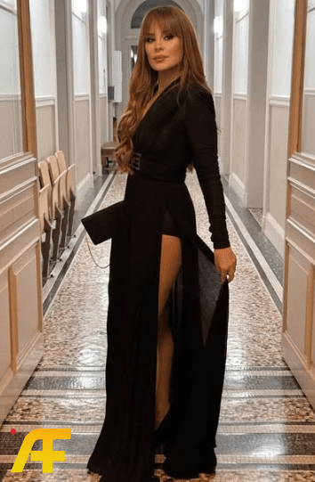 إطلالة كارول سماحة أثناء تكريمها في باريس