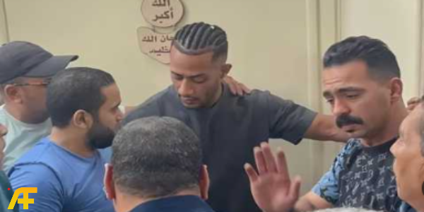 انهيار محمد رمضان في عزاء والده: تفاصيل اللحظات المؤثرة ودعم الفنانين (بالصور)