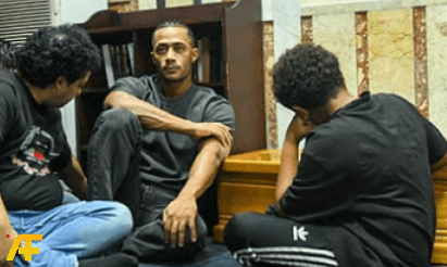 تفاصيل انهيار محمد رمضان في عزاء والده