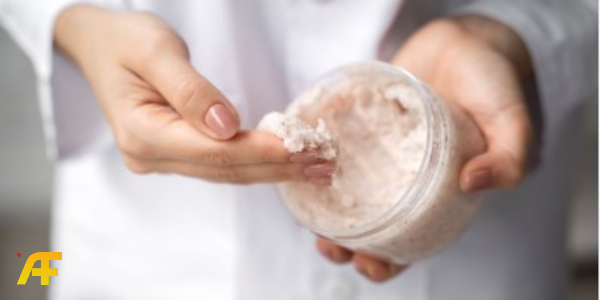 طريقة عمل سكراب للجسم في المنزل لتفتيح وتنعيم البشرة