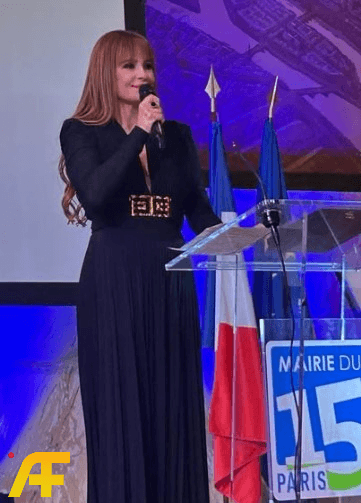 ما هي الجائزة التي تلقتها كارول سماحة في باريس؟