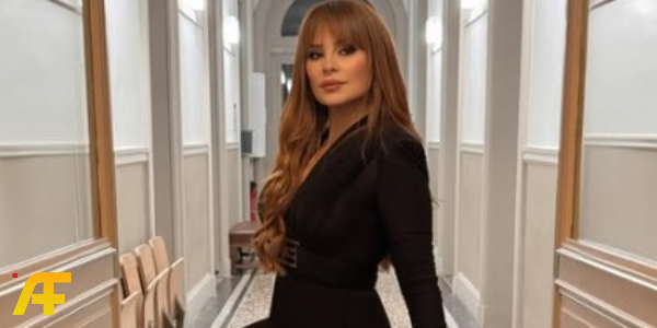 موضة 2025: كيف تعكس إطلالة كارول سماحة أثناء تكريمها في باريس أنوثتها وقوتها؟